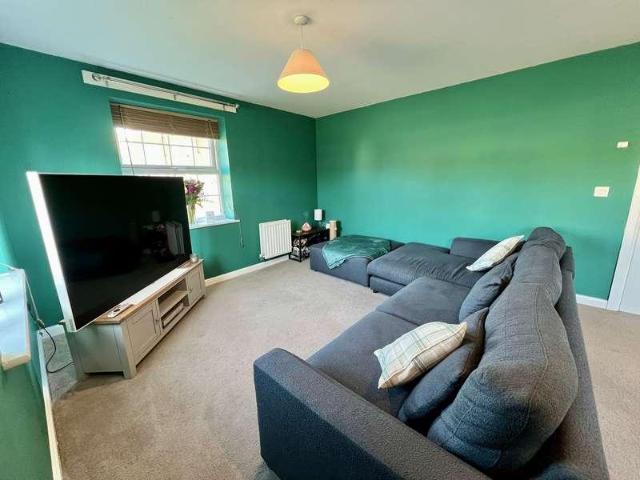 2 bed flat for sale