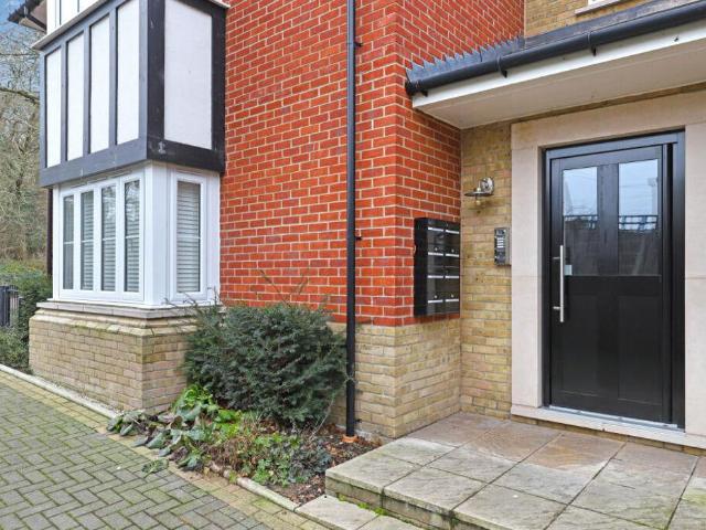 2 bed flat for sale