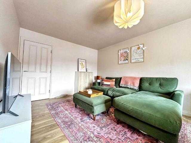 2 bed flat for sale