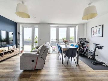 2 bed flat for sale
