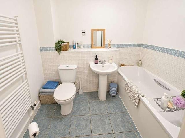 2 bed flat for sale