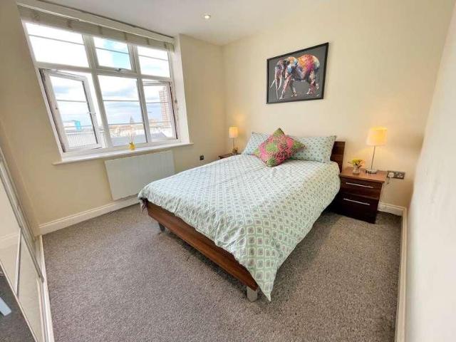 2 bed flat for sale