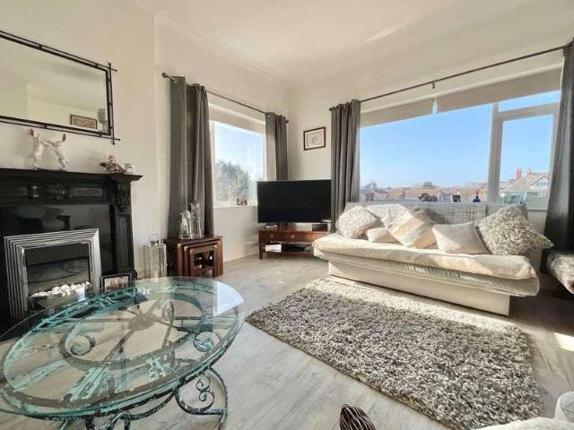 2 bed flat for sale