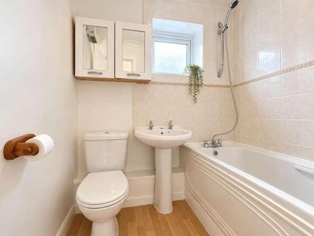 2 bed flat for sale
