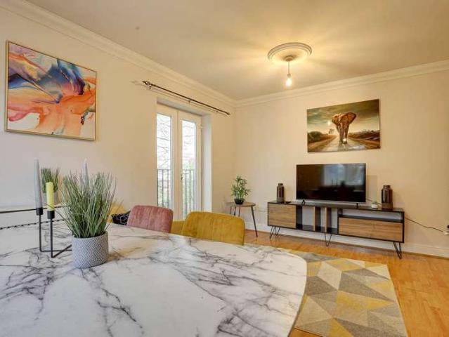2 bed flat for sale
