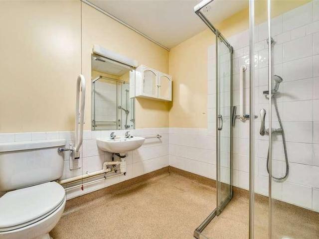 2 bed flat for sale