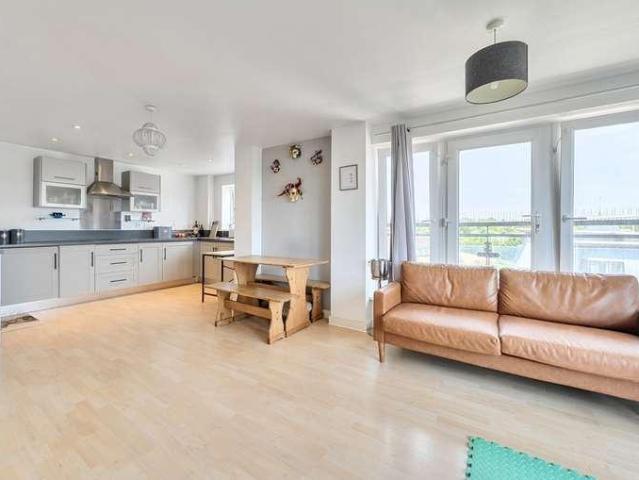 2 bed flat for sale