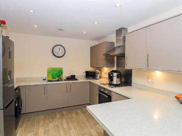 2 bed flat for sale