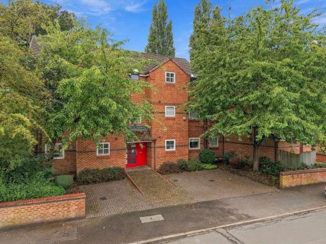 2 bed flat for sale
