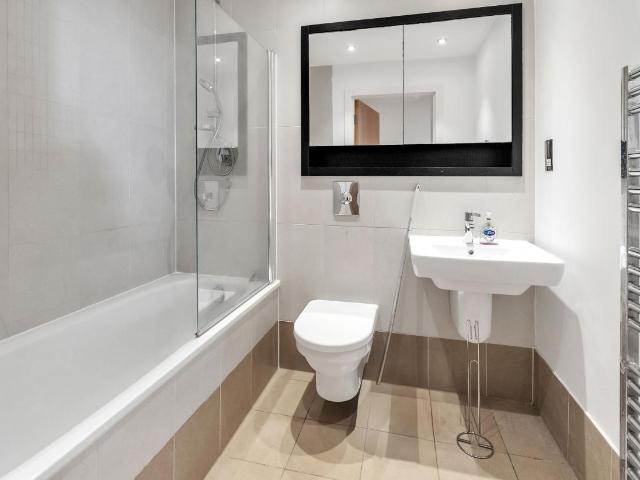 2 bed flat for sale