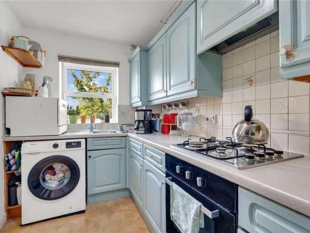 2 bed flat for sale