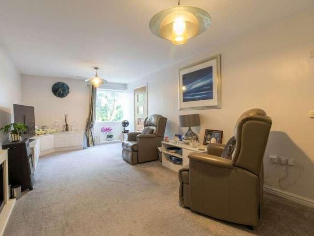2 bed flat for sale