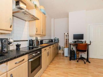 2 bed flat for sale