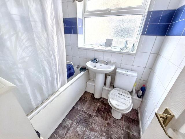 2 bed flat for sale