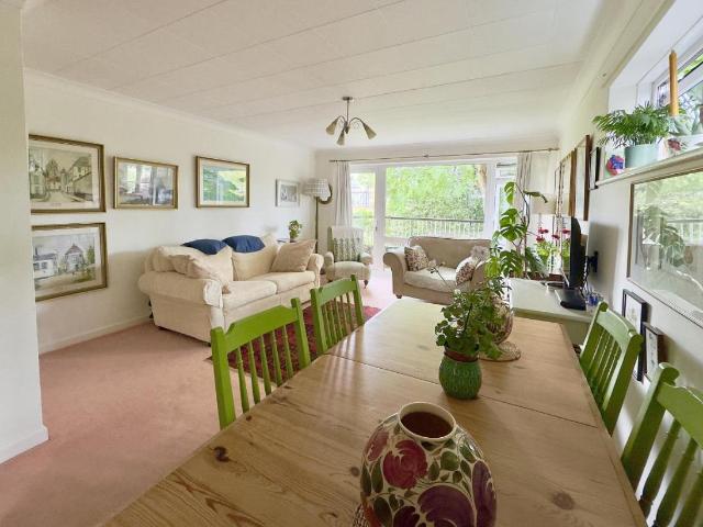 2 bed flat for sale