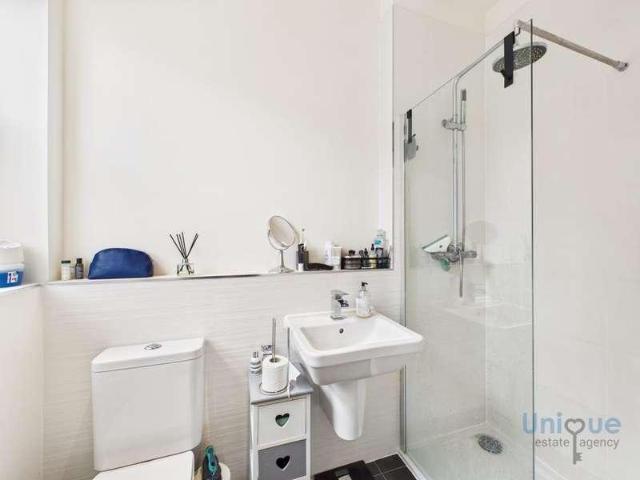 2 bed flat for sale