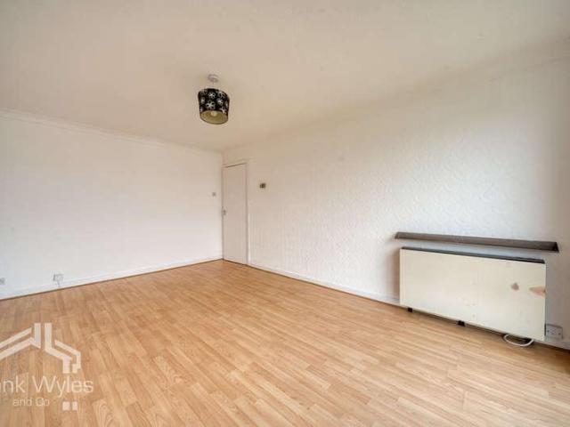 2 bed flat for sale