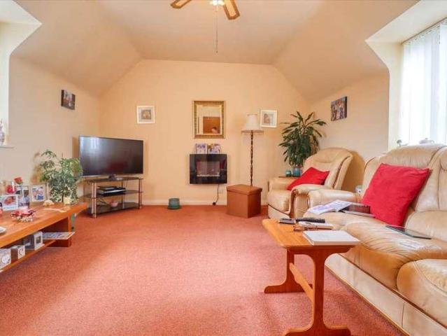 2 bed flat for sale