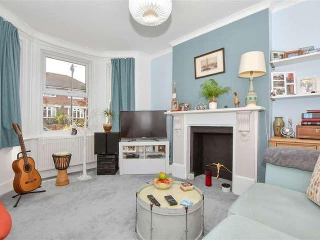 2 bed flat for sale