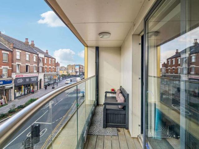 2 bed flat for sale