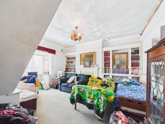 2 bed flat for sale