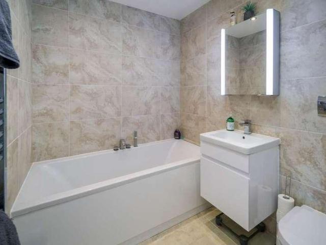 2 bed flat for sale