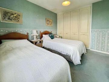 2 bed flat for sale