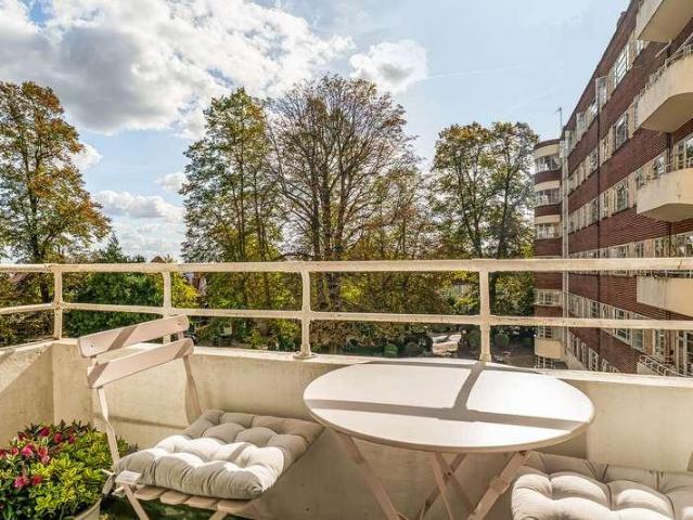 2 bed flat for sale