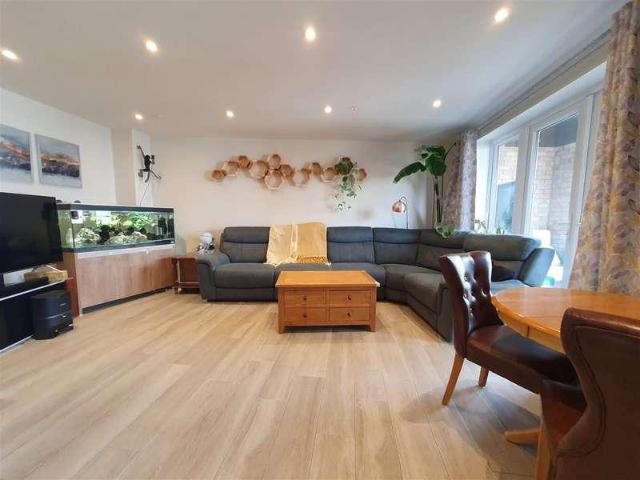 2 bed flat for sale