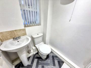 2 bed flat for sale
