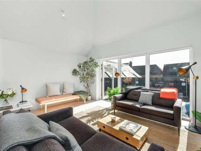 2 bed flat for sale