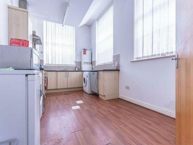 2 bed flat for sale