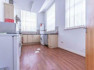 2 bed flat for sale