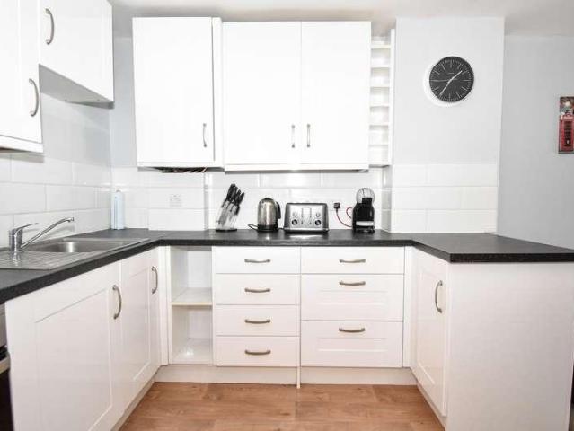 2 bed flat for sale