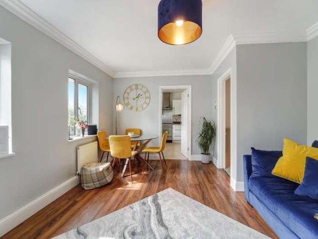 2 bed flat for sale