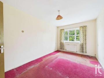 2 bed flat for sale