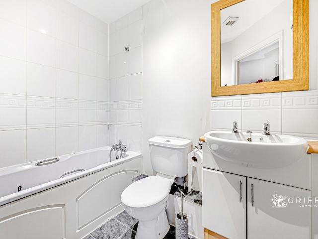 2 bed flat for sale