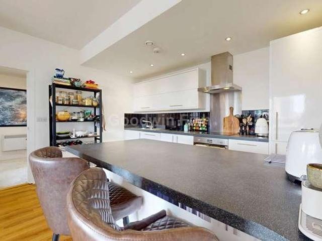 2 bed flat for sale