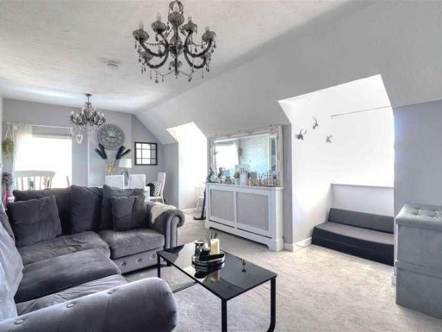 2 bed flat for sale