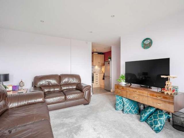 2 bed flat for sale