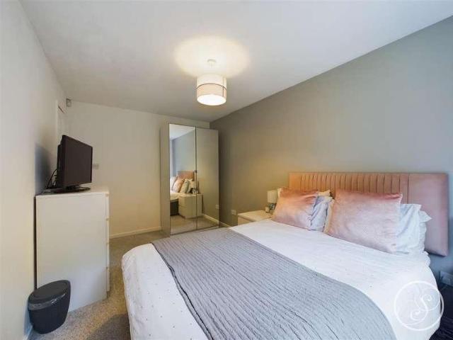 2 bed flat for sale