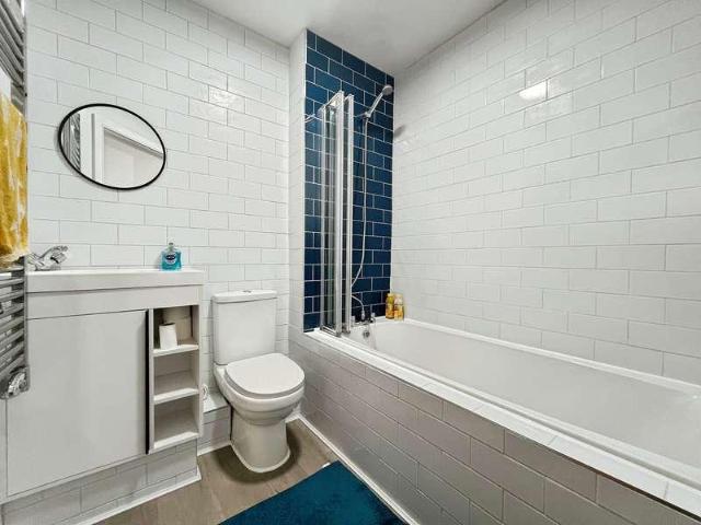 2 bed flat for sale