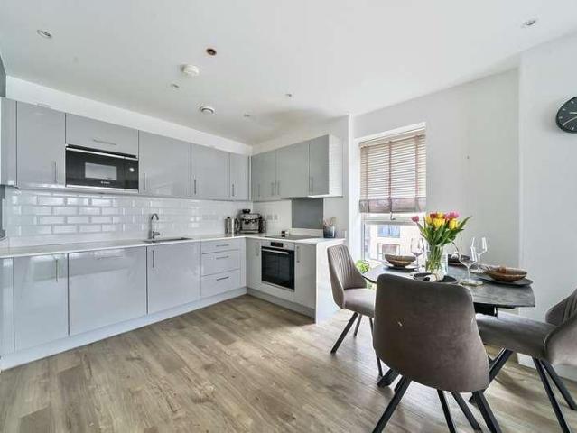 2 bed flat for sale