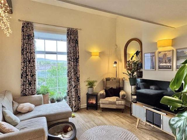 2 bed flat for sale