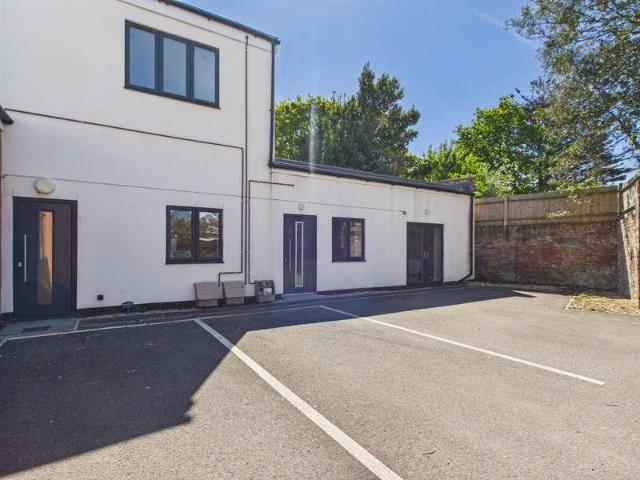 2 bed flat for sale