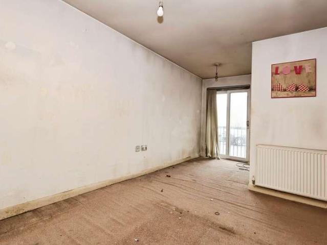 2 bed flat for sale
