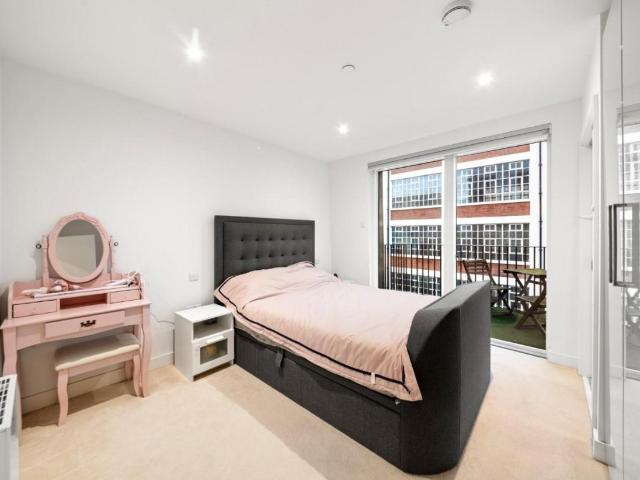 2 bed flat for sale