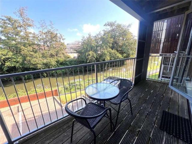 2 bed flat for sale