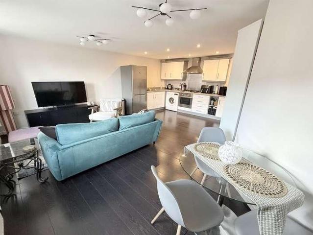 2 bed flat for sale