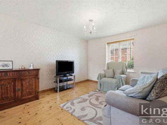 2 bed flat for sale